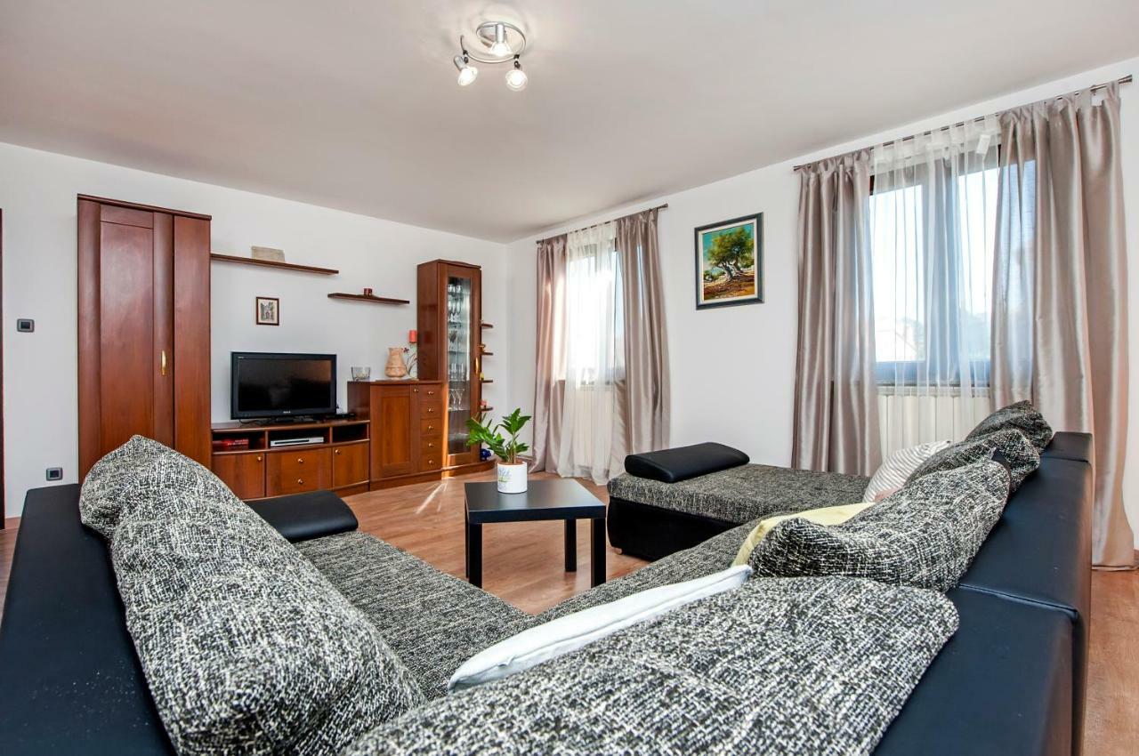 Apartment Nika Rovigno Esterno foto
