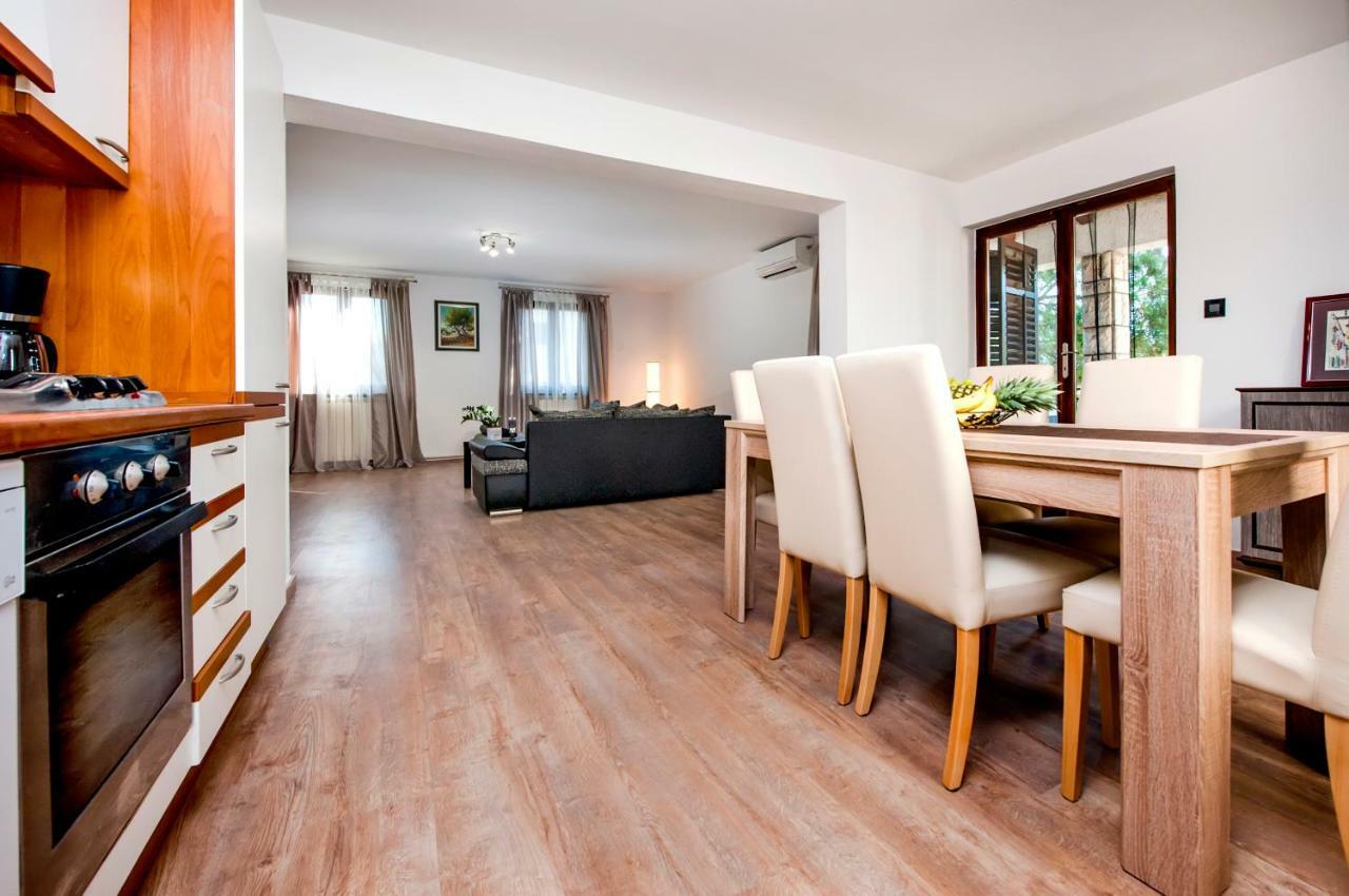 Apartment Nika Rovigno Esterno foto