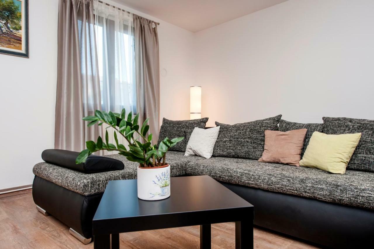 Apartment Nika Rovigno Esterno foto